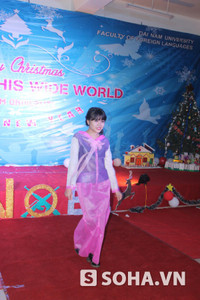 10 nữ sinh xinh đẹp trình diễn trang phục được làm bằng giấy do chính sinh viên thiết kế. Cô gái Hawaii sexy với bộ quần áo đầy màu sắc hay đáng yêu hay kín đáo, duyên dáng trong bộ trang phục áo dài Việt Nam…