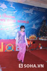 10 nữ sinh xinh đẹp trình diễn trang phục được làm bằng giấy do chính sinh viên thiết kế. Cô gái Hawaii sexy với bộ quần áo đầy màu sắc hay đáng yêu hay kín đáo, duyên dáng trong bộ trang phục áo dài Việt Nam…