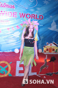 Mặc dù thời tiết lạnh giá nhưng 10 nữ sinh vẫn sải bước đầy tự tin khi khoác trên mình bộ quần áo bằng giấy.Phần biểu diễn đầy hấp dẫn khiến cả hội trường sôi động, thích thú vỗ tay không ngớt, trầm trồ khen ngợi.