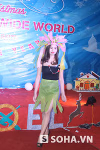 Mặc dù thời tiết lạnh giá nhưng 10 nữ sinh vẫn sải bước đầy tự tin khi khoác trên mình bộ quần áo bằng giấy.Phần biểu diễn đầy hấp dẫn khiến cả hội trường sôi động, thích thú vỗ tay không ngớt, trầm trồ khen ngợi.