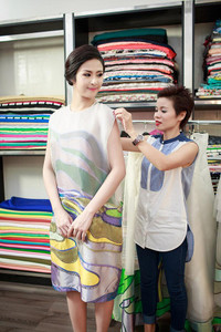 Ngọc Hân mặc váy họa tiết ruộng bậc thang ảnh 4