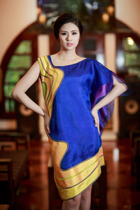 Ngọc Hân mặc váy họa tiết ruộng bậc thang ảnh 7