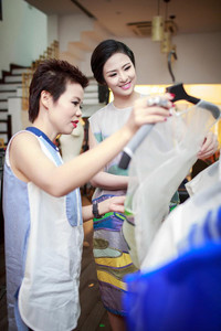 Ngọc Hân mặc váy họa tiết ruộng bậc thang ảnh 2