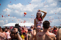 Đàn ông Mỹ chạy đua cùng bò