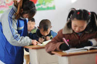 Truong hoc Trung Quoc co giao vien dong hon hoc sinh - Anh 4