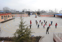 Truong hoc Trung Quoc co giao vien dong hon hoc sinh - Anh 2