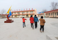 Truong hoc Trung Quoc co giao vien dong hon hoc sinh - Anh 3