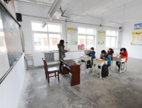 Truong hoc Trung Quoc co giao vien dong hon hoc sinh - Anh 1