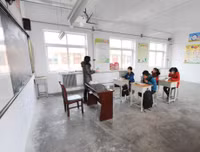 Truong hoc Trung Quoc co giao vien dong hon hoc sinh - Anh 1