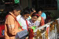 Học sinh hào hứng tham gia Ngày hội đọc sách và giao tiếp tiếng Anh ảnh 1