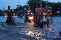 Triều cường, người Sài Gòn bì bõm lội nước về nhà ảnh 6 Triều cường, người Sài Gòn bì bõm lội nước về nhà ảnh 6