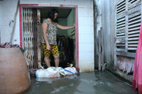 Triều cường, người Sài Gòn bì bõm lội nước về nhà ảnh 2 Triều cường, người Sài Gòn bì bõm lội nước về nhà ảnh 2