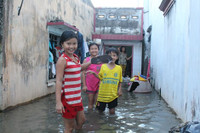 Triều cường, người Sài Gòn bì bõm lội nước về nhà ảnh 1 Triều cường, người Sài Gòn bì bõm lội nước về nhà ảnh 1