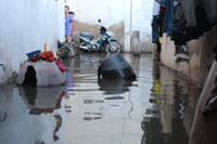 Triều cường, người Sài Gòn bì bõm lội nước về nhà ảnh 3 Triều cường, người Sài Gòn bì bõm lội nước về nhà ảnh 3