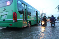 Triều cường, người Sài Gòn bì bõm lội nước về nhà ảnh 5 Triều cường, người Sài Gòn bì bõm lội nước về nhà ảnh 5