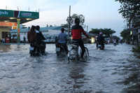 Triều cường, người Sài Gòn bì bõm lội nước về nhà ảnh 4 Triều cường, người Sài Gòn bì bõm lội nước về nhà ảnh 4