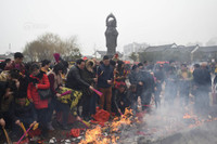 Choáng ngợp với cảnh tượng biển người đi lễ thần tài tại Trung Quốc ảnh 9