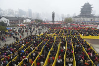 Choáng ngợp với cảnh tượng biển người đi lễ thần tài tại Trung Quốc ảnh 2