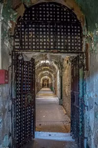 Rùng mình với nhà tù từng lấy tù nhân làm “chuột bạch“ ảnh 9