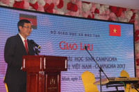 Bộ GD&ĐT giao lưu với đoàn cựu lưu học sinh Campuchia ảnh 1