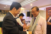 Bộ GD&ĐT giao lưu với đoàn cựu lưu học sinh Campuchia ảnh 2