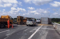 Xe container lật ngang, đường cao tốc ùn tắc nhiều giờ ảnh 2