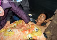 Nước mắt tràn mi mừng đón 12 nạn nhân vụ sập hầm ảnh 1