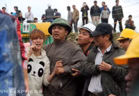 Nước mắt tràn mi mừng đón 12 nạn nhân vụ sập hầm ảnh 5