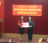 Sẻ chia cùng thầy trò vùng khó ảnh 7