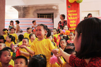 Vừa khóc vừa cười ngày đầu tiên đi học ảnh 3