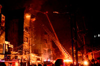 Vụ cháy nhiều ngôi nhà giữa trung tâm TPHCM: 1 người chết ảnh 3 Xe thang tiếp cận dập lửa từ trên cao