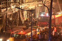 Vụ cháy nhiều ngôi nhà giữa trung tâm TPHCM: 1 người chết ảnh 5 Thi thể nạn nhân được đưa ra ngoài lúc 1h sáng 31/12