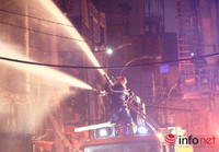 Hình ảnh chiến sĩ PCCC “vật lộn” với đám cháy lớn tại TP.HCM ảnh 6