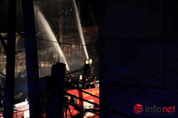 Hình ảnh chiến sĩ PCCC “vật lộn” với đám cháy lớn tại TP.HCM ảnh 8