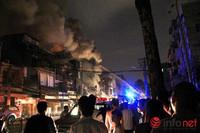 Hình ảnh chiến sĩ PCCC “vật lộn” với đám cháy lớn tại TP.HCM ảnh 2