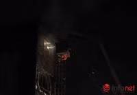 Hình ảnh chiến sĩ PCCC “vật lộn” với đám cháy lớn tại TP.HCM ảnh 7