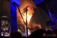 Hình ảnh chiến sĩ PCCC “vật lộn” với đám cháy lớn tại TP.HCM ảnh 3