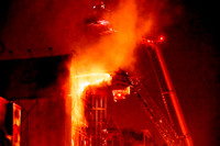 Vụ cháy nhiều ngôi nhà giữa trung tâm TPHCM: 1 người chết ảnh 4 Xe thang tiếp cận dập lửa từ trên cao