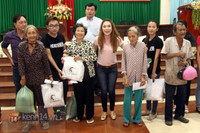 Mỹ Tâm đội nắng bán vé số giúp các cụ già 17