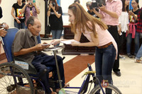 Mỹ Tâm đội nắng bán vé số giúp các cụ già 16