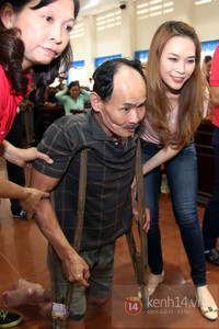 Mỹ Tâm đội nắng bán vé số giúp các cụ già 18