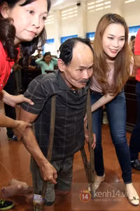 Mỹ Tâm đội nắng bán vé số giúp các cụ già 18