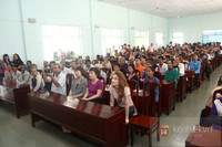 Mỹ Tâm đội nắng bán vé số giúp các cụ già 11