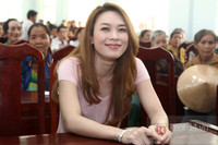 Mỹ Tâm đội nắng bán vé số giúp các cụ già 1