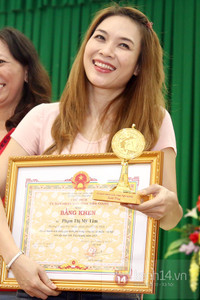 Mỹ Tâm đội nắng bán vé số giúp các cụ già 13