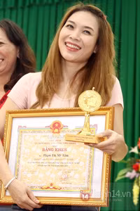 Mỹ Tâm đội nắng bán vé số giúp các cụ già 13