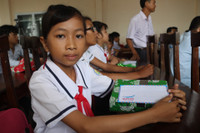 Cần Thơ: 200 phần quà dành tặng HS nghèo trước thềm năm học mới ảnh 4