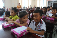 Cần Thơ: 200 phần quà dành tặng HS nghèo trước thềm năm học mới ảnh 3