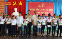 Cần Thơ: 200 phần quà dành tặng HS nghèo trước thềm năm học mới ảnh 1
