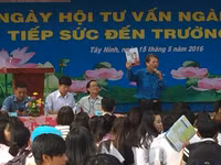 Tấm lòng người làm báo Giáo dục và Thời đại dành cho HS vùng khó ảnh 4